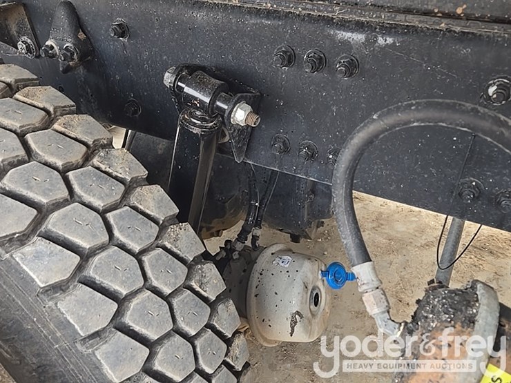 2019-freightliner-108sd-image-37