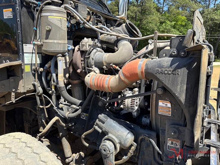 peterbilt-348-image-21