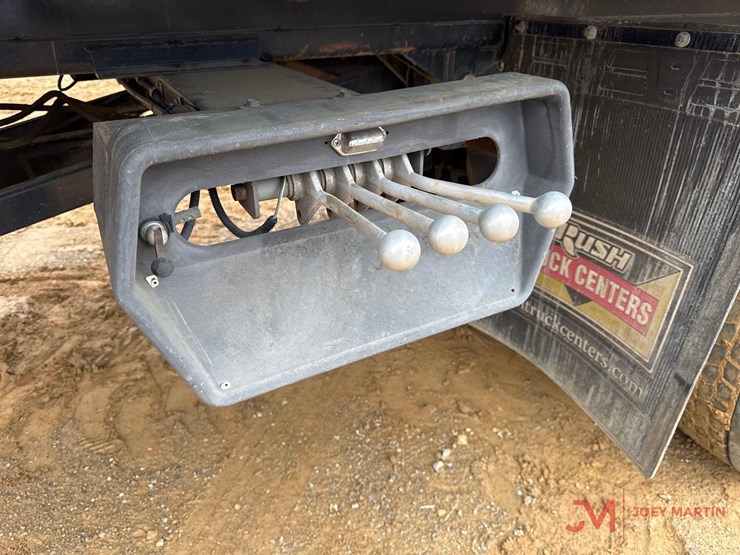2015-peterbiltroll-back-truck-image-18