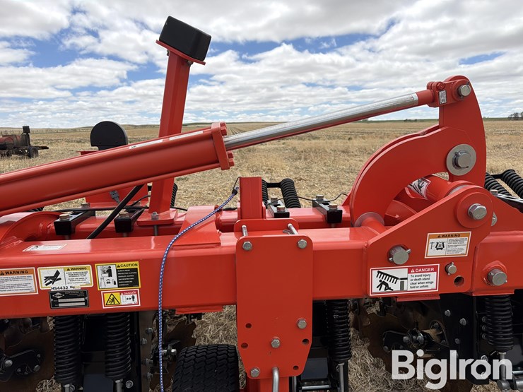 2019-kuhn-gladiator-1205-strip-tiller-image-12