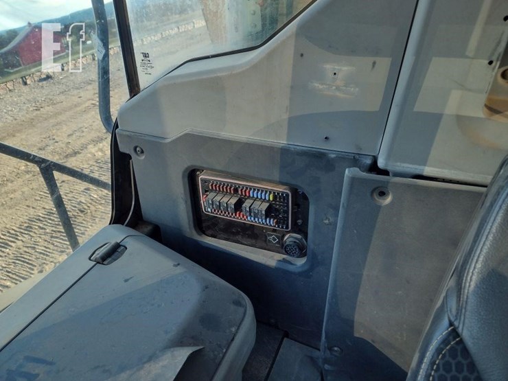 2019-caterpillar-745-image-11