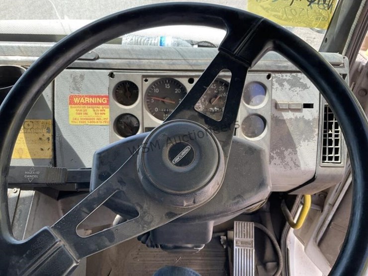 2003-freightliner-fl70-image-16