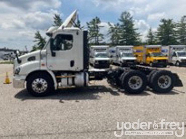 2017-freightliner-cascadia-113-image-2