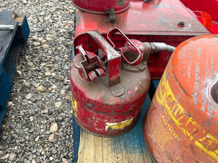 #5086-•-pallet-of-gas-cans-image-10