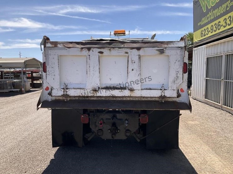 2007-freightliner-m2-106-image-7