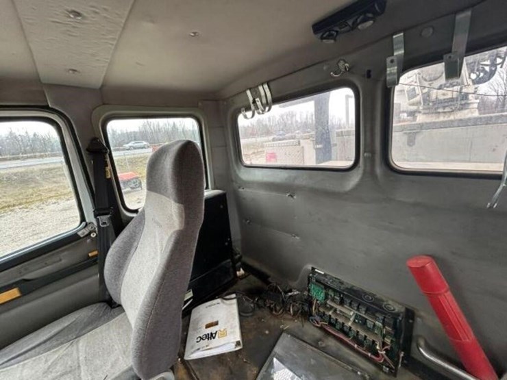 2004-freightliner-fl80-image-30
