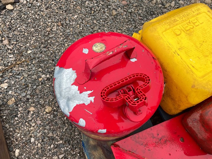 #5086-•-pallet-of-gas-cans-image-4