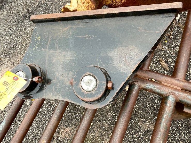 #5045-•-loading-equipment-mounting-bracket-image-3