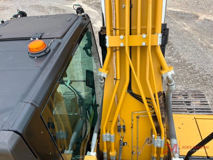 2019-caterpillar-320-image-16