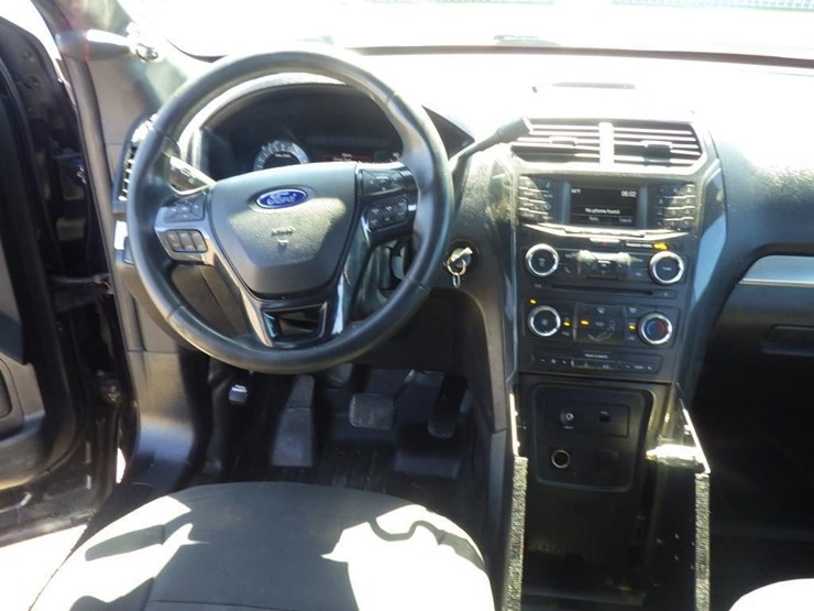 2017-ford-explorer-image-9