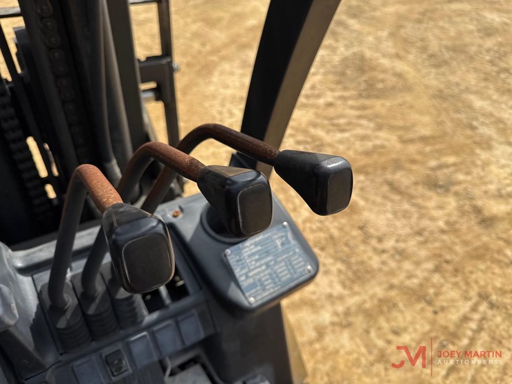 cat-2c8000-straight-mast-forklift-image-14
