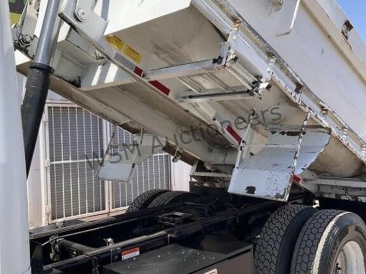 2007-freightliner-m2-106-image-26