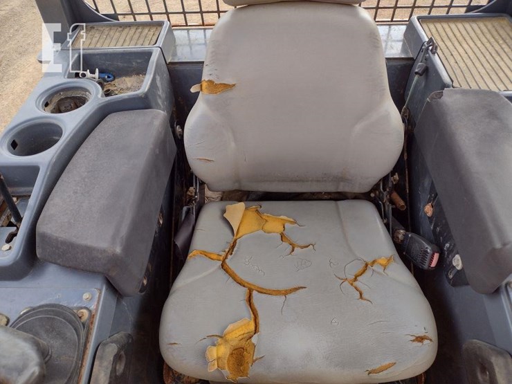 2013-deere-700k-lgp-image-11