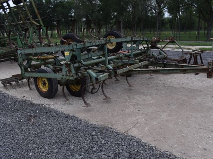 john-deere-1010-image-1