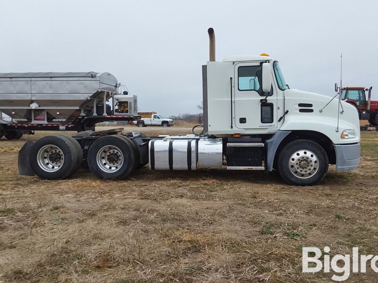 2015-mack-pinnacle-cxu613-t/a-truck-tractor-image-4