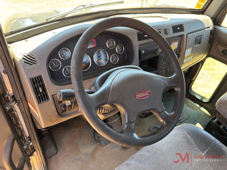 peterbilt-348-image-27