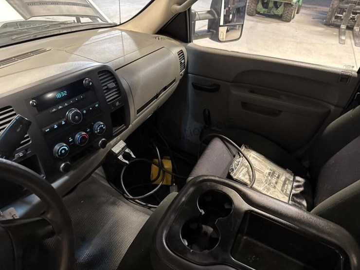 2012-chevrolet-silverado-3500-image-26