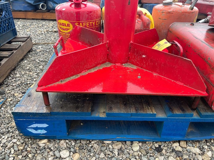 #5086-•-pallet-of-gas-cans-image-22