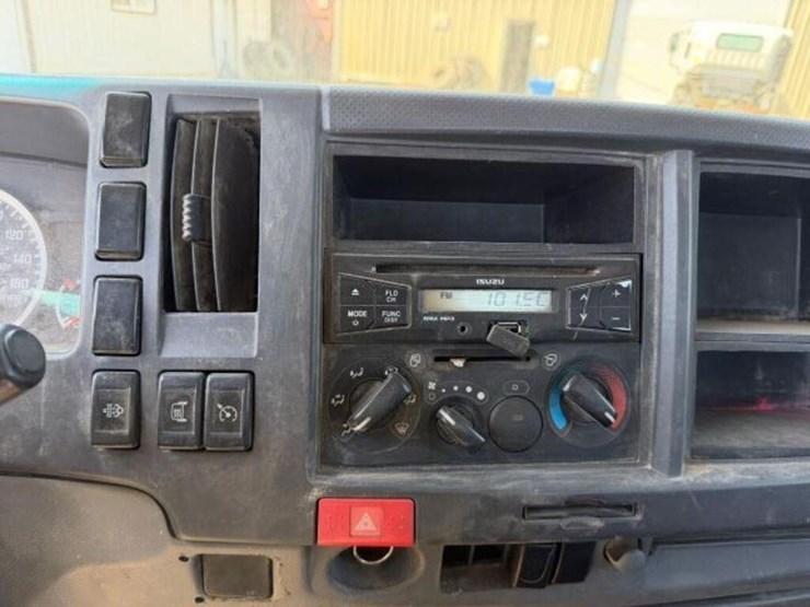 2015-isuzu-nrr-image-13