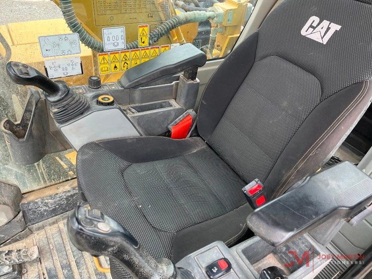 2019-caterpillar-320-image-13