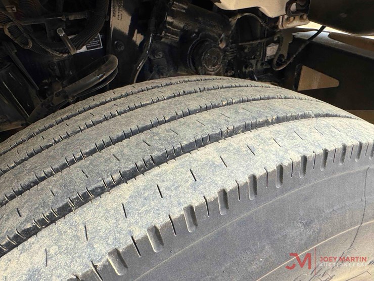 2019-peterbilt-348-image-18