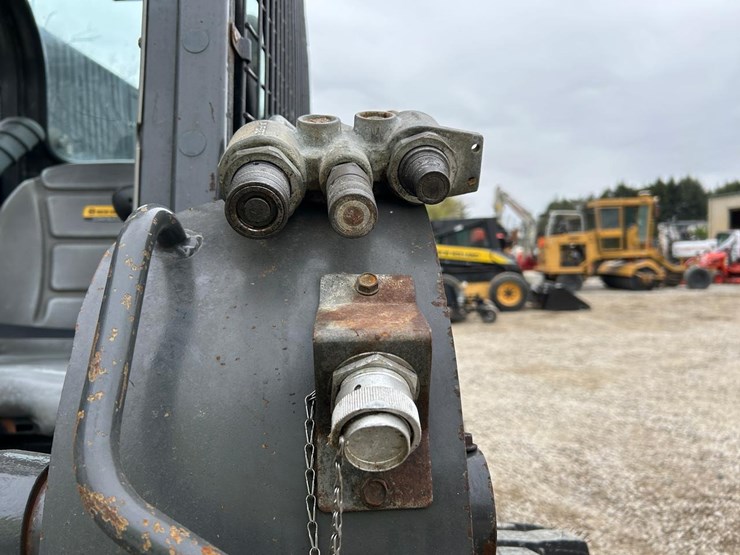 2023-new-holland-l320-image-11