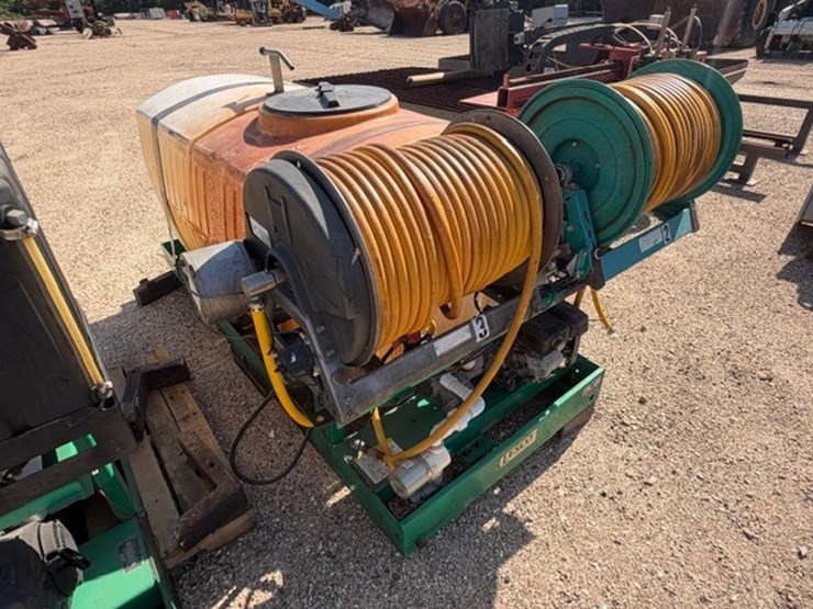 #35846-•-300-gallon-water-tank,-skid-mounted-image-1