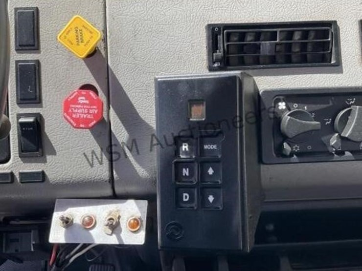 2002-freightliner-fl70-image-19