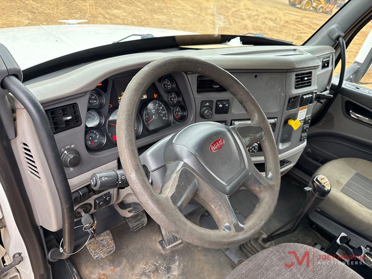 2015-peterbiltroll-back-truck-image-28