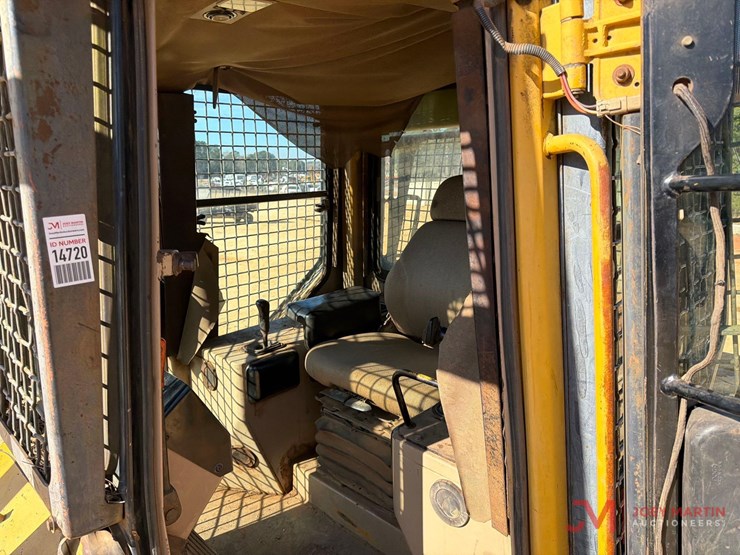 1998-deere-750c-image-17