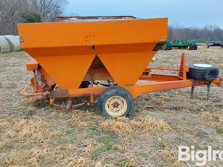 willmar-t/a-dry-fertilizer-spreader-image-4