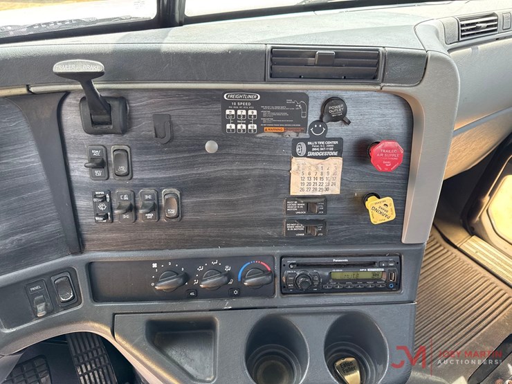 2007-freightliner-s/a-day-cab-truck-tractor-image-19