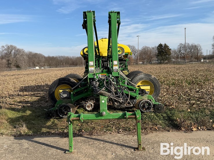 2015-john-deere-1775nt-image-2