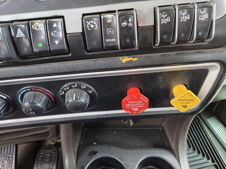 2012-kenworth-t800-image-22