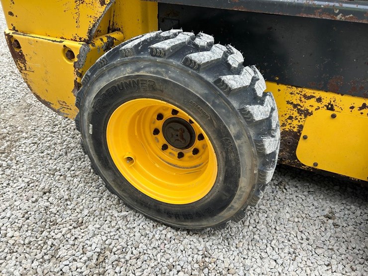 2023-new-holland-l320-image-14