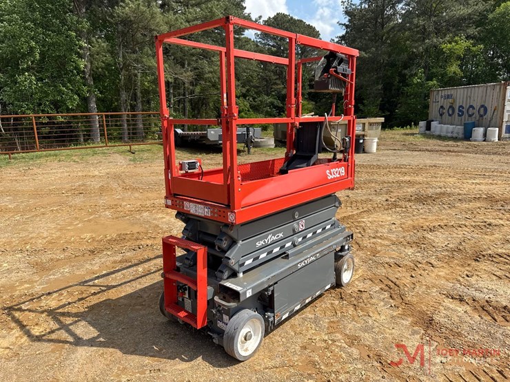 2020-skyjack-sj3219-electric-scissor-lift-image-2