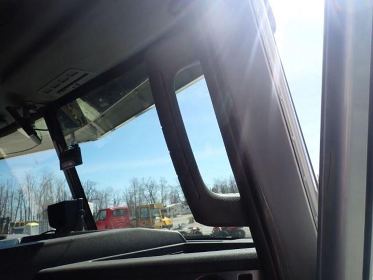 2012-caterpillar-ct660s-image-40
