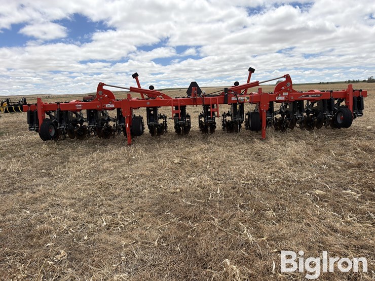 2019-kuhn-gladiator-1205-strip-tiller-image-2