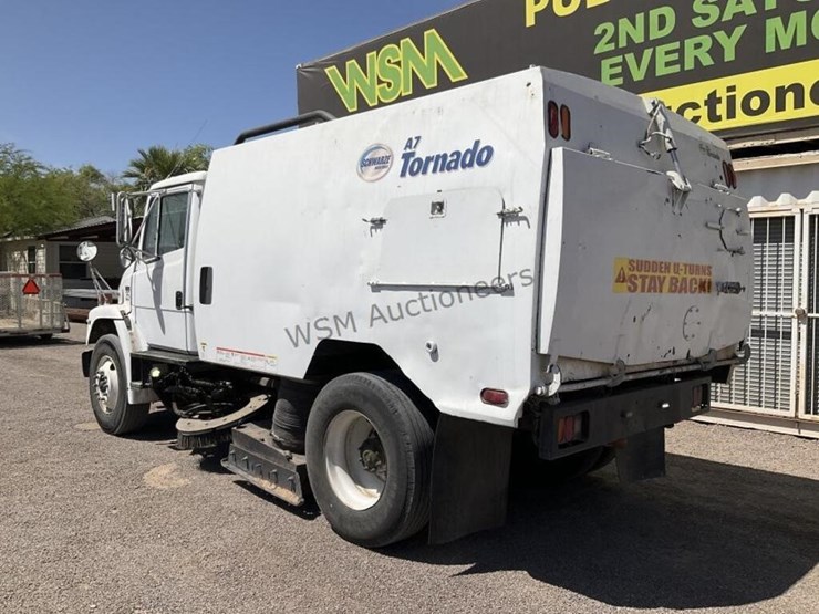 2003-freightliner-fl70-image-7