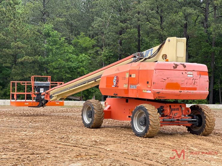 2014-jlg-800s-image-1