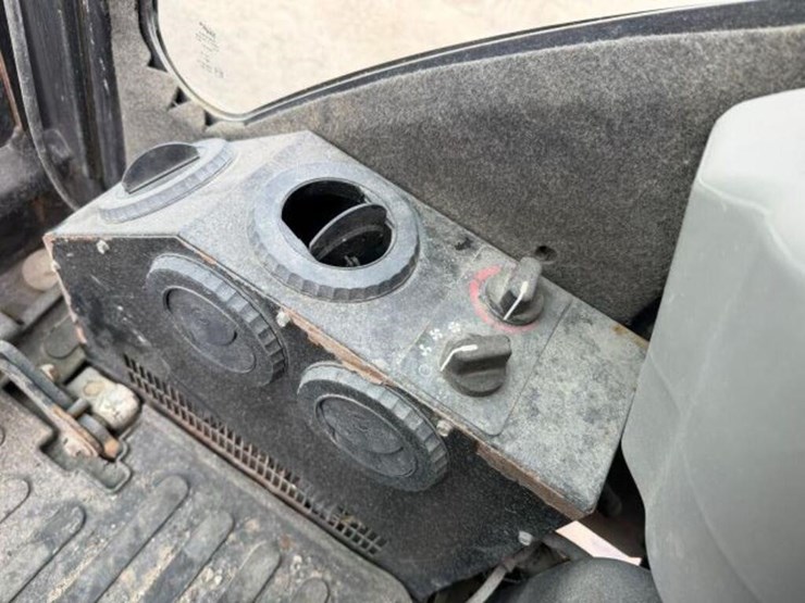 2013-bobcat-324-image-12