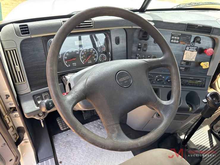 2007-freightliner-s/a-day-cab-truck-tractor-image-18