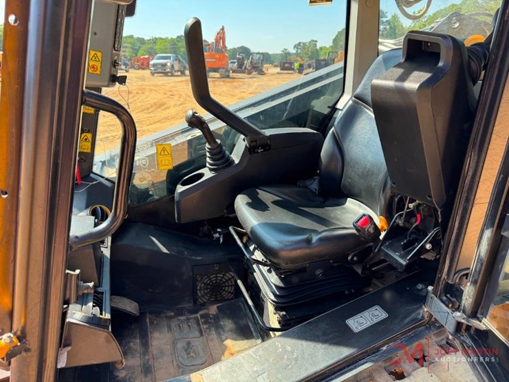 2023-jcb-2ts-7t-image-15