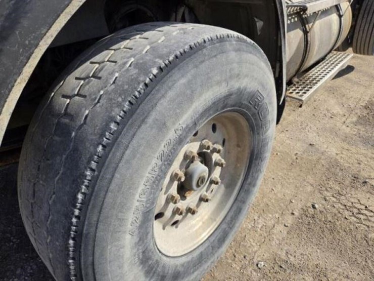 2011-kenworth-t800-image-10