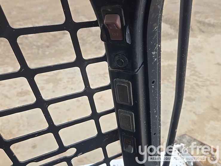 2016-bobcat-t750-image-34