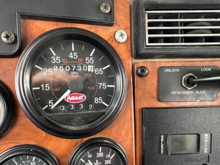 2008-peterbilt-335-image-22
