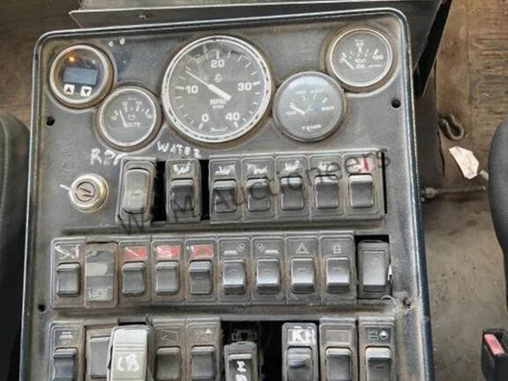 2003-freightliner-fl70-image-20