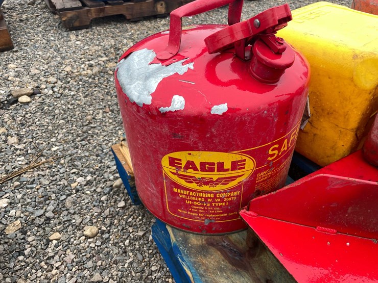 #5086-•-pallet-of-gas-cans-image-2
