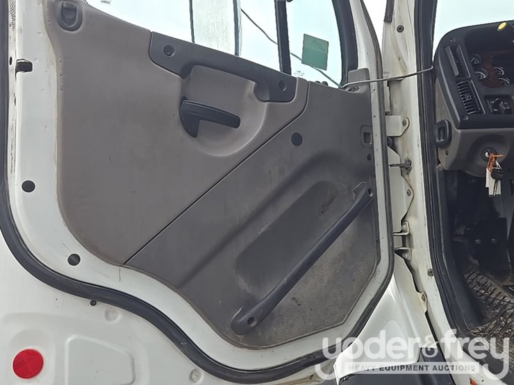 2019-freightliner-108sd-image-55