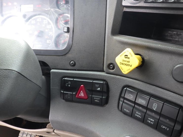2012-freightliner-cascadia-125-image-88